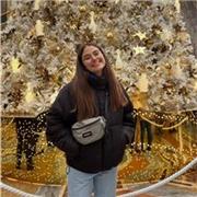 Estudiante apta para dar repaso a niñas y niños de primaria.